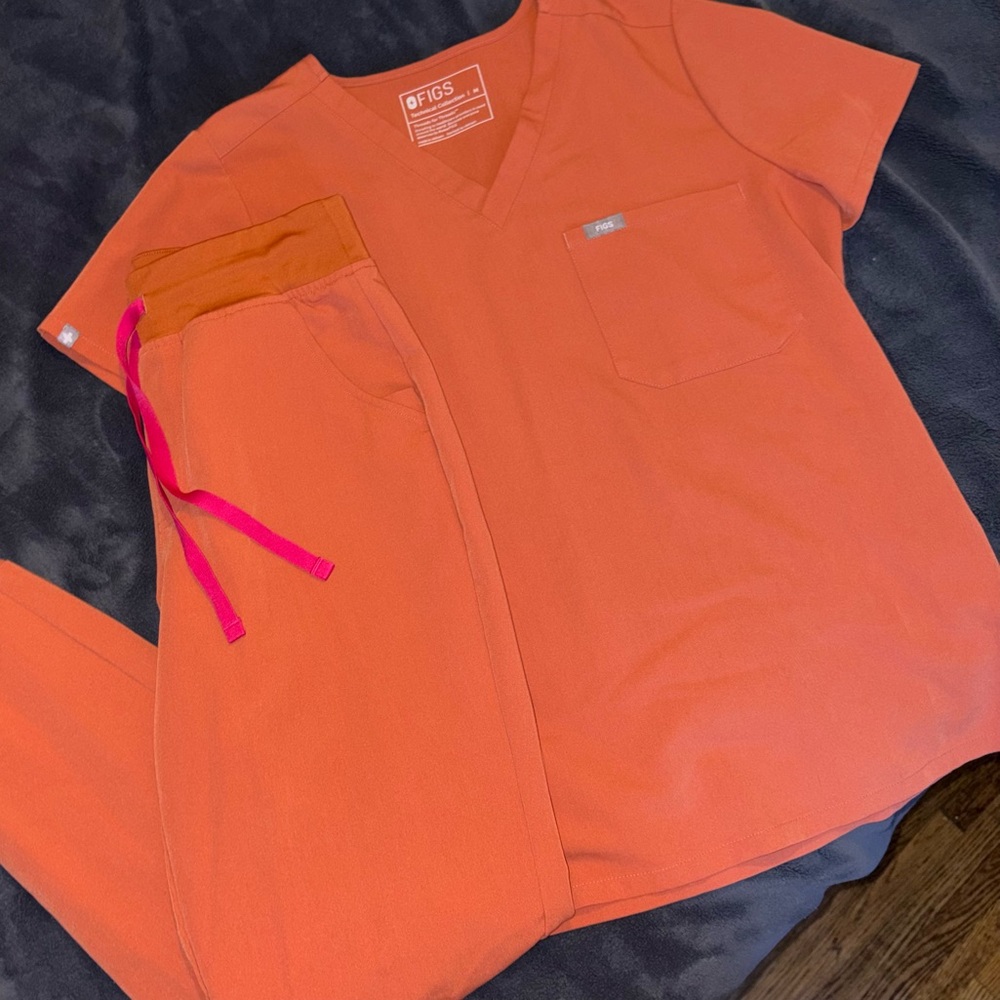 FIGS Terracotta Jogger Scrub Set - Picture 4 of 8